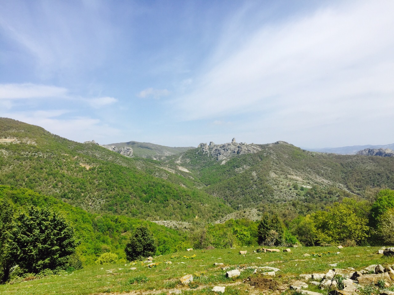Τα μεγάλα βράχια κέντρο-δεξιά είναι το καταφύγιο του Ασπροπάρη κοντά στον ποταμό Κομψάτο, στη Ροδόπη.